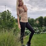 Iveta Lutovská Instagram - I když nás podle předpovědi čeká ještě babí léto, za chvíli už se ozve zima a kdo je připraven, není zaskočen☝️😆. Pro všechny příznivce české značky @sam73.cz mám fajn zprávu - až do neděle totiž platí sleva na vše (i zlevněné zboží)🤑! Kód je: IVET25 Tohle jsou moje úlovky😉 (mám 182cm a velikost 36 a sedí mi u SAMa velikosti S, boty sedí jako běžné velikosti). #zimazadvermi #mojeulovky #mojetipy #obleceni #boty #spoluprace