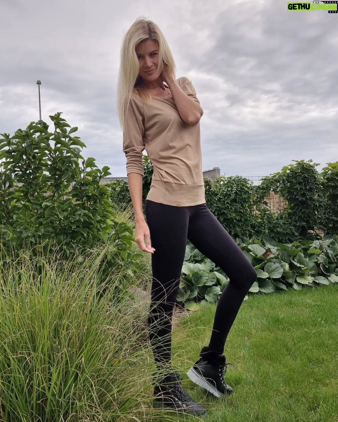 Iveta Lutovská Instagram - I když nás podle předpovědi čeká ještě babí léto, za chvíli už se ozve zima a kdo je připraven, není zaskočen☝️😆. Pro všechny příznivce české značky @sam73.cz mám fajn zprávu - až do neděle totiž platí sleva na vše (i zlevněné zboží)🤑! Kód je: IVET25 Tohle jsou moje úlovky😉 (mám 182cm a velikost 36 a sedí mi u SAMa velikosti S, boty sedí jako běžné velikosti). #zimazadvermi #mojeulovky #mojetipy #obleceni #boty #spoluprace
