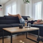 Iveta Lutovská Instagram - Me time☕️ ...aneb když jedno je ve škole a druhé spí😇! Nemusím se chvíli dělit o gauč ani o program v televizi😃. Pokud sháníte třeba sedačku nebo cokoliv do domácnosti, mrkněte na @expedo_cz a zároveň můžete využít slevu 5% - kód: IVETA5 (případné další slevy se sčítají.😉) #mujcas #sedacka #jenprome Doma