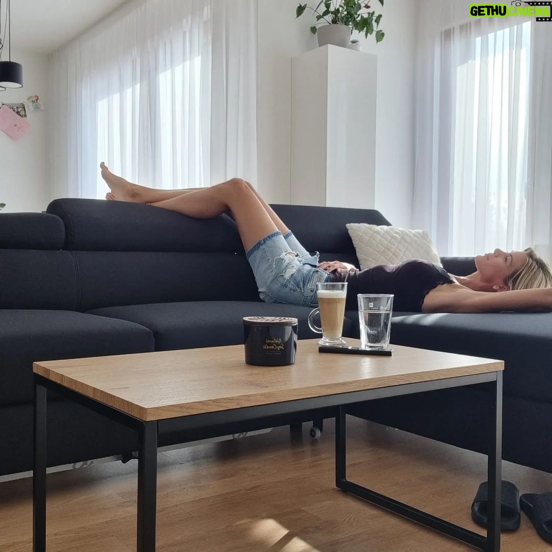 Iveta Lutovská Instagram - Me time☕️ ...aneb když jedno je ve škole a druhé spí😇! Nemusím se chvíli dělit o gauč ani o program v televizi😃. Pokud sháníte třeba sedačku nebo cokoliv do domácnosti, mrkněte na @expedo_cz a zároveň můžete využít slevu 5% - kód: IVETA5 (případné další slevy se sčítají.😉) #mujcas #sedacka #jenprome Doma