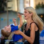 Iveta Lutovská Instagram - Všechno sním. Mámu, boty, balónek. A tebe taky sním! 😆... Na akce od blikacích tenisek chodíme rádi a vždycky si to užijeme. Všichni 🤩! ... a teď marně přemýšlím, na jakou akci pro dospěláky jsem naposledy vyrazila já🤔😆.... nevadí-naopak😉 #tenisky @skechers_czech #akceprodeti #otesanek Mama Shelter Prague