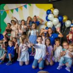 Iveta Lutovská Instagram - Všechno sním. Mámu, boty, balónek. A tebe taky sním! 😆... Na akce od blikacích tenisek chodíme rádi a vždycky si to užijeme. Všichni 🤩! ... a teď marně přemýšlím, na jakou akci pro dospěláky jsem naposledy vyrazila já🤔😆.... nevadí-naopak😉 #tenisky @skechers_czech #akceprodeti #otesanek Mama Shelter Prague