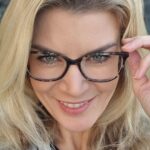 Iveta Lutovská Instagram - Co třeba pořídit ježíška v optice?🤓 Myslím, že brýlemi anebo poukázkou určitě uděláte radost😉. V @alensa.cz mají velký výběr obrouček a slunečních brýlí (a koupit se dají i online za stejné ceny jako na prodejně) a zároveň si může nechat zdarma změřit dioptrie (doporučuji se předem objednat, ať nečekáte)... A na závěr ještě velká sleva - 50 %🤑 na všechny typy brýlí MARISIO, KIMIKADO, CRULLE. Sleva platí až do konce ledna a kód je: 👉 IVETA50 (Na ostatní značky platí sleva 15 % a kód je: IVETA15) #bryle #tipnadarek #sleva #spoluprace