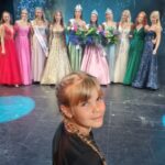 Iveta Lutovská Instagram - Včerejší DÍVKA ROKU a my dvě v porotě👭. Na tuhle soutěž pro mladé, krásné a hlavně talentované mladé slečny jezdím už 14 let a jsem hrdou patronkou této soutěže, která má i hlubší význam - vždy jde celý výtěžek na jednoho konkrétního človíčka, ke kterému není osud přívětivý a zasáhlo ho onkologické onemocnění🙏. Posledních šest let se mnou jezdí "moje Dívka roku" a vždy se moc těšíme a baví nás to🤩. Gratulujeme vítězkám, držíme palce Kačce, které včerejší večer přinesl nejen dárečky pro radost, ale především peníze, které alespoň trochu pomůžou zase se odrazit💫! @kristy.sklenarova , ty a tvůj tým jste skvělé a jednoduše "díky"☺️ #divkaroku #soutez #finale #porota #mydve Divadlo pod Palmovkou