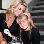 Iveta Lutovská Instagram - Včerejší DÍVKA ROKU a my dvě v porotě👭. Na tuhle soutěž pro mladé, krásné a hlavně talentované mladé slečny jezdím už 14 let a jsem hrdou patronkou této soutěže, která má i hlubší význam - vždy jde celý výtěžek na jednoho konkrétního človíčka, ke kterému není osud přívětivý a zasáhlo ho onkologické onemocnění🙏. Posledních šest let se mnou jezdí "moje Dívka roku" a vždy se moc těšíme a baví nás to🤩. Gratulujeme vítězkám, držíme palce Kačce, které včerejší večer přinesl nejen dárečky pro radost, ale především peníze, které alespoň trochu pomůžou zase se odrazit💫! @kristy.sklenarova , ty a tvůj tým jste skvělé a jednoduše "díky"☺️ #divkaroku #soutez #finale #porota #mydve Divadlo pod Palmovkou