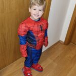 Iveta Lutovská Instagram - Když dostanete od kámošky tašku s oblečením a mezi tím je i Spiderman!🕷 Tooolik radosti! @re.za_selfish , obávám se, že v tom bude i spát a do vany ho nedostanu🤪 #spiderman #forever