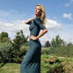 Iveta Lutovská Instagram - Na @bezvasport teď můžete mít až do středy 30.8.do půlnoci vše se slevou 25 % (platí i na zlevněné zboží)🤑 Kód: IVETA25 Najdete tam všechno a pro všechny😉 - trička, boty, denní módu i společenské šaty... ⬆️Tohle jsou moje tipy⬆️ #obleceni #moda #saty #tricka #boty #spoluprace #bezvasport