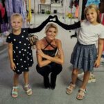 Iveta Lutovská Instagram - Modelka z ní bude. Prý😍... Kdyby mi někdo řekl, že i ve čtyřiceti budu šlapat molo, tak ho pošlu k Chocholouškovi 🙈🤪😄 #mojemladsivydani #modelka #malavelka #prehlidka Brno Vystaviste