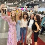 Iveta Lutovská Instagram - Modelka z ní bude. Prý😍... Kdyby mi někdo řekl, že i ve čtyřiceti budu šlapat molo, tak ho pošlu k Chocholouškovi 🙈🤪😄 #mojemladsivydani #modelka #malavelka #prehlidka Brno Vystaviste