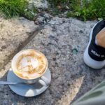 Iveta Lutovská Instagram - Na procházku v plné polní 😜 ... a na konci odměna pro maminku ☕️. Největší pastí cestou na kafe jsou dvě dětská hřiště, která nejde obejít🤪 #prochazka #tonenijentak #velkavyprava #nakafe