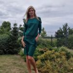 Iveta Lutovská Instagram - Moje malé módní okénko: zelené šaty s dlouhým rukávem na chladnější dny anebo třeba vzdušné letní růžovky, které můžou posloužit i jako plážovky na plavky😉. Na @bezvasport mají i boty a tyhle pantofle jsou pohodlné jak bačkůrky... Ať už si vyberete cokoliv, na vše (včetně již zlevněného zboží) do 1.8. platí sleva 25 % 🤑 Kód: IVETA25 #moda #inspirace #saty #pantofle