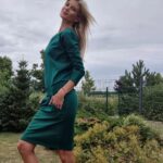 Iveta Lutovská Instagram - Moje malé módní okénko: zelené šaty s dlouhým rukávem na chladnější dny anebo třeba vzdušné letní růžovky, které můžou posloužit i jako plážovky na plavky😉. Na @bezvasport mají i boty a tyhle pantofle jsou pohodlné jak bačkůrky... Ať už si vyberete cokoliv, na vše (včetně již zlevněného zboží) do 1.8. platí sleva 25 % 🤑 Kód: IVETA25 #moda #inspirace #saty #pantofle