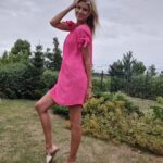 Iveta Lutovská Instagram - Moje malé módní okénko: zelené šaty s dlouhým rukávem na chladnější dny anebo třeba vzdušné letní růžovky, které můžou posloužit i jako plážovky na plavky😉. Na @bezvasport mají i boty a tyhle pantofle jsou pohodlné jak bačkůrky... Ať už si vyberete cokoliv, na vše (včetně již zlevněného zboží) do 1.8. platí sleva 25 % 🤑 Kód: IVETA25 #moda #inspirace #saty #pantofle