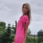 Iveta Lutovská Instagram - Moje malé módní okénko: zelené šaty s dlouhým rukávem na chladnější dny anebo třeba vzdušné letní růžovky, které můžou posloužit i jako plážovky na plavky😉. Na @bezvasport mají i boty a tyhle pantofle jsou pohodlné jak bačkůrky... Ať už si vyberete cokoliv, na vše (včetně již zlevněného zboží) do 1.8. platí sleva 25 % 🤑 Kód: IVETA25 #moda #inspirace #saty #pantofle