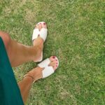 Iveta Lutovská Instagram - Moje malé módní okénko: zelené šaty s dlouhým rukávem na chladnější dny anebo třeba vzdušné letní růžovky, které můžou posloužit i jako plážovky na plavky😉. Na @bezvasport mají i boty a tyhle pantofle jsou pohodlné jak bačkůrky... Ať už si vyberete cokoliv, na vše (včetně již zlevněného zboží) do 1.8. platí sleva 25 % 🤑 Kód: IVETA25 #moda #inspirace #saty #pantofle