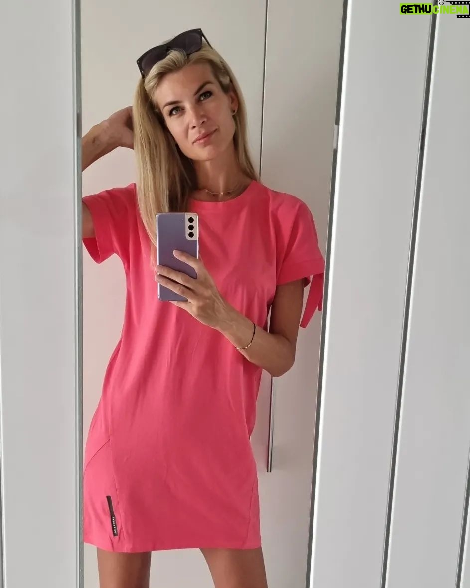 Iveta Lutovská Instagram - Ode dneška až do 23.7. platí sleva 20 % na vše (i zlevněné věcičky/slevy se sčítají) u české volnočasové módy @sam73.cz Obleče i obuje se u nich celá rodina - a stylově🙂! Při objednávce stačí zadat kód: IVET20 ... a zároveň probíhají na jejich prodejnách další akce - nejen slevy až 70 %, ale i sleva dalších 100 Kč, když si o ní u pokladny řeknete😊 (při nákupu nad 500 Kč) #sam73 #moda na #volnycas
