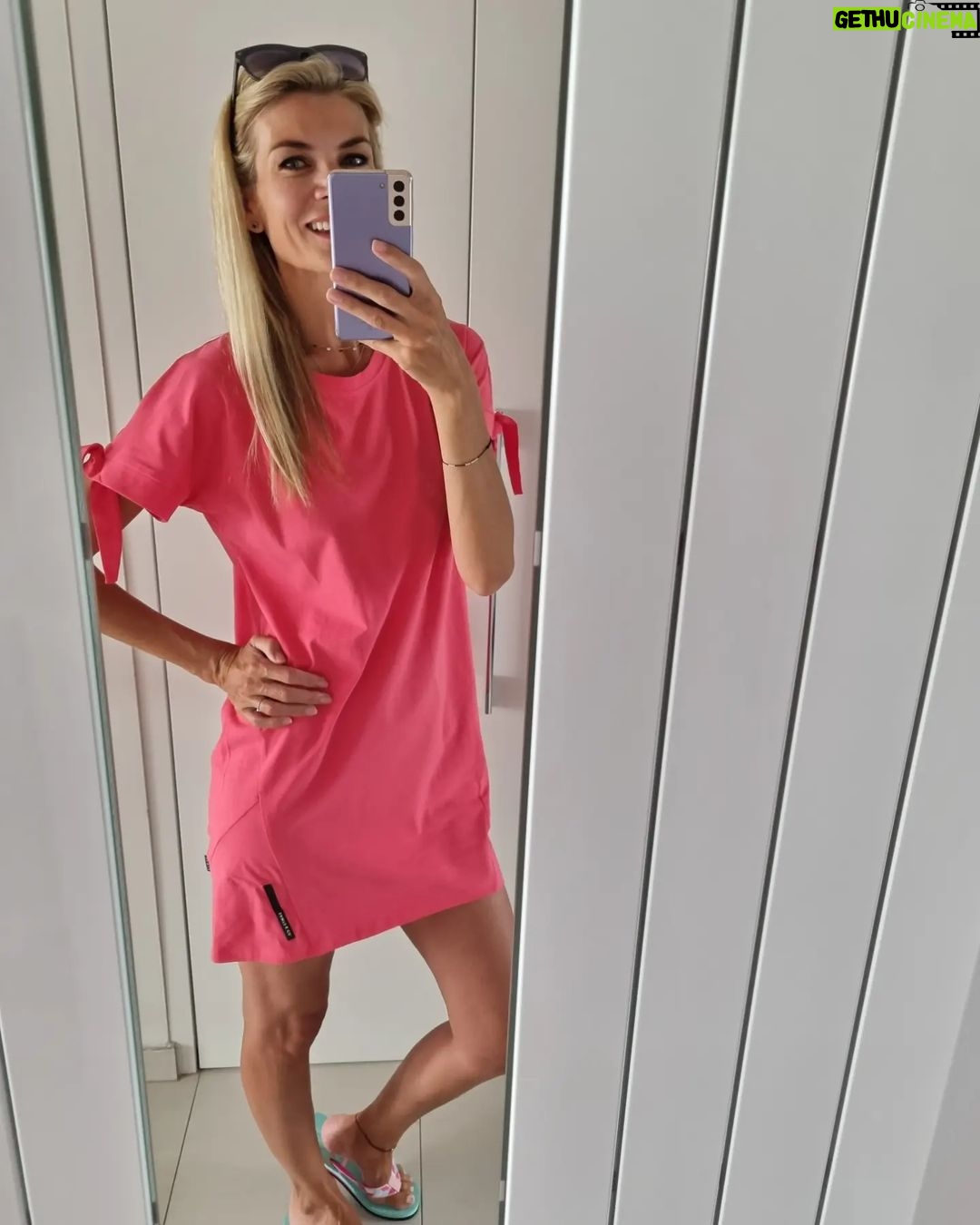 Iveta Lutovská Instagram - Ode dneška až do 23.7. platí sleva 20 % na vše (i zlevněné věcičky/slevy se sčítají) u české volnočasové módy @sam73.cz Obleče i obuje se u nich celá rodina - a stylově🙂! Při objednávce stačí zadat kód: IVET20 ... a zároveň probíhají na jejich prodejnách další akce - nejen slevy až 70 %, ale i sleva dalších 100 Kč, když si o ní u pokladny řeknete😊 (při nákupu nad 500 Kč) #sam73 #moda na #volnycas