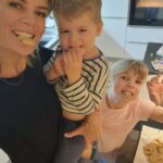 Iveta Lutovská Instagram - Vypadá to jako velká idylka, ale pečení s dětmi je peklo🙈😂. Mouka všude (včetně gauče), žloutek i ve vlasech, spálený prst o plech (naštěstí můj), neustálé okřikování "nejez to těsto" a následný úklid na celý večer...🤪 Ale! První cukroví hotové, Anetka spokojená, Matěj s plným břichem a já se obávám, že do Vánoc to nevydrží a čeká nás to minimálně ještě jednou😄. (Přemýšlím, jestli má vůbec cenu to zdobit🤷‍♀️😃...) A víc druhů nepeču, naštěstí mám ještě mamku a nejlepšího @jenda_hair_and_bake 🍪😋 #cukrovi #peceme #pernicky #vanocezadvermi