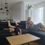 Iveta Lutovská Instagram - Svojí kafíčkovo-lenošivou chvilku si nenechám nikým ani ničím vzít ☕️! Pokud si chcete taky zalenošit na novém gauči (nebo posteli nebo potřebujete třeba stůl a židle), koukněte na @expedo_cz - mají tam pěkné a dostupné věci👌. A s kódem: IVETA5 budete mít vše ještě o pět procent levnější 😉 #nabytek #lenoseni #gaucing