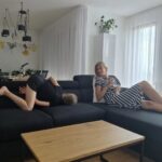 Iveta Lutovská Instagram - Svojí kafíčkovo-lenošivou chvilku si nenechám nikým ani ničím vzít ☕️! Pokud si chcete taky zalenošit na novém gauči (nebo posteli nebo potřebujete třeba stůl a židle), koukněte na @expedo_cz - mají tam pěkné a dostupné věci👌. A s kódem: IVETA5 budete mít vše ještě o pět procent levnější 😉 #nabytek #lenoseni #gaucing