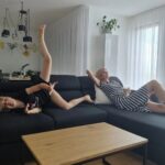 Iveta Lutovská Instagram - Svojí kafíčkovo-lenošivou chvilku si nenechám nikým ani ničím vzít ☕️! Pokud si chcete taky zalenošit na novém gauči (nebo posteli nebo potřebujete třeba stůl a židle), koukněte na @expedo_cz - mají tam pěkné a dostupné věci👌. A s kódem: IVETA5 budete mít vše ještě o pět procent levnější 😉 #nabytek #lenoseni #gaucing