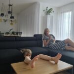 Iveta Lutovská Instagram - Svojí kafíčkovo-lenošivou chvilku si nenechám nikým ani ničím vzít ☕️! Pokud si chcete taky zalenošit na novém gauči (nebo posteli nebo potřebujete třeba stůl a židle), koukněte na @expedo_cz - mají tam pěkné a dostupné věci👌. A s kódem: IVETA5 budete mít vše ještě o pět procent levnější 😉 #nabytek #lenoseni #gaucing