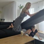 Iveta Lutovská Instagram - Svojí kafíčkovo-lenošivou chvilku si nenechám nikým ani ničím vzít ☕️! Pokud si chcete taky zalenošit na novém gauči (nebo posteli nebo potřebujete třeba stůl a židle), koukněte na @expedo_cz - mají tam pěkné a dostupné věci👌. A s kódem: IVETA5 budete mít vše ještě o pět procent levnější 😉 #nabytek #lenoseni #gaucing