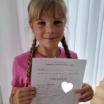 Iveta Lutovská Instagram - Třetí třída úspěšně za námi (a že nám to dávalo často zabrat🙈🤪)... a teď už hurá na prázdniny! #vysvedceni #tretak #proodmenu do @funbaby.cz