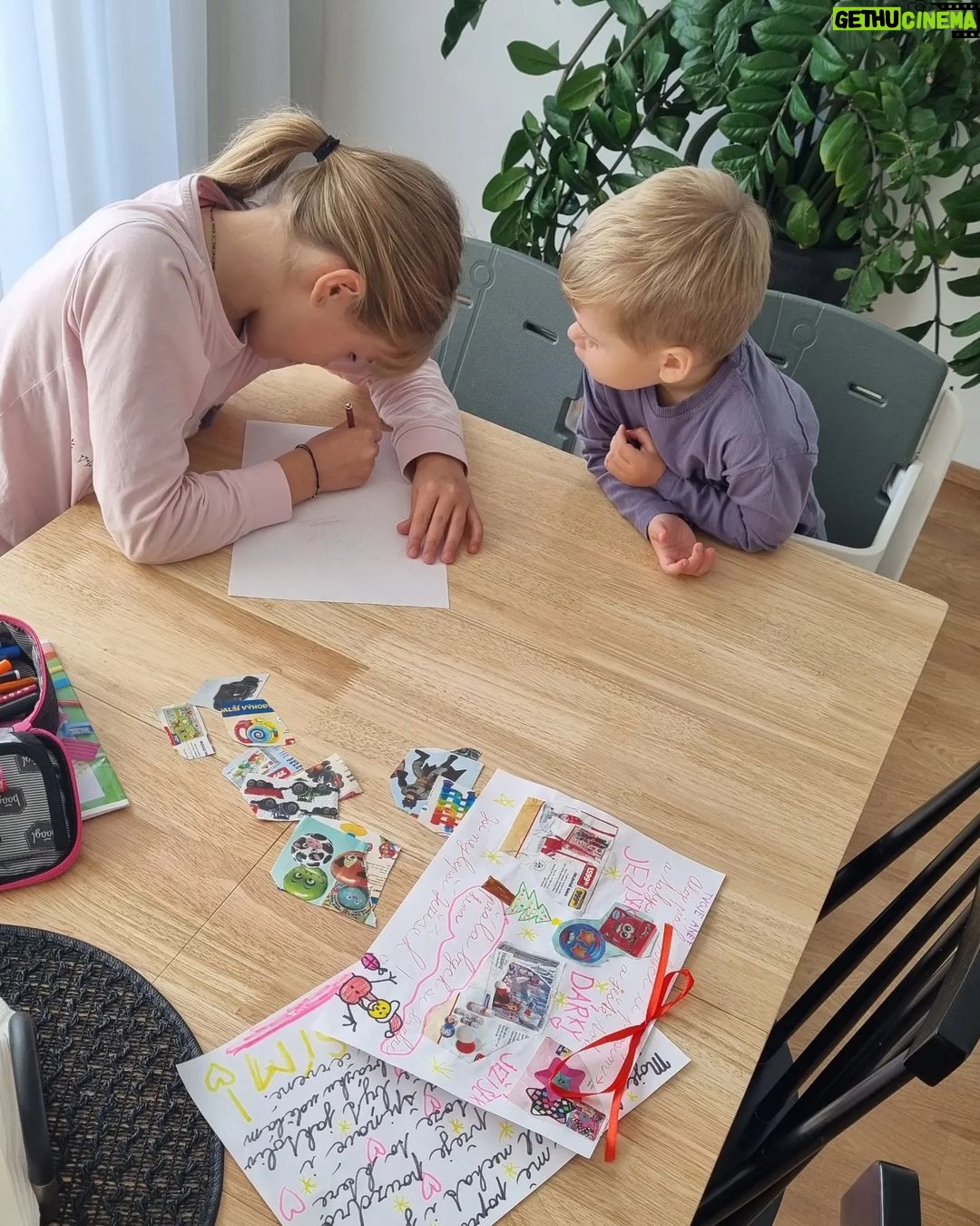 Iveta Lutovská Instagram - Není čas, ztrácet čas... a tak tímto zahajujeme předvánoční čas a píšeme Ježichovi🎅🙈 #dopisjeziskovi #uz