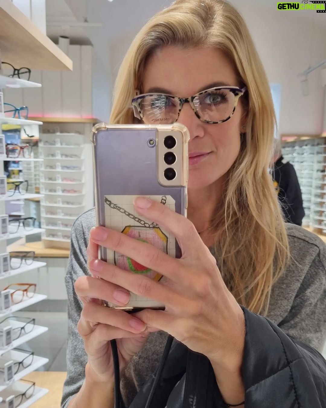 Iveta Lutovská Instagram - Tak které?!🤓 V @alensa.cz mají takový výběr, že jsem ráda, že mi tam po změření dioptrií ochotně poradili🙏. Pokud ale není čas, na eshopu jich je taky víc nez dost - a s výběrem zase ochotně poradí virtuální zrcadlo, kde si můžete vybrat skutečné lidi (kterým se podobáte) a na nich brýle uvidíte - super nápad pro všechny zaneprázdněné👌. A ještě můžete využít slevu 50 %😉 Vztahuje se na modely: Kimikado, Marisio, Crulle 👉https://www.alensa.cz/bryle-crulle-kimikado-marisio.html?dc_code=iveta50 Na všechny ostatní značky je sleva 15 %. 👉https://www.alensa.cz/?dc_code=iveta15 #bryle #konecnevidim #nadalku #spoluprace #alensa