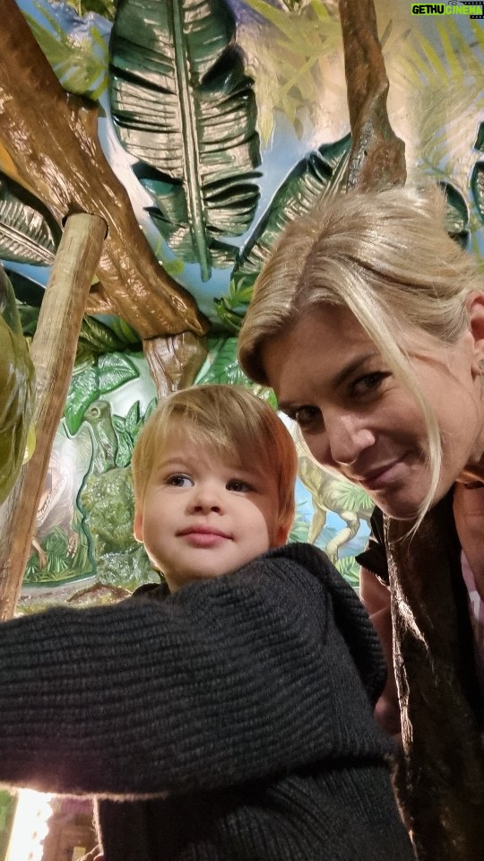 Iveta Lutovská Instagram - Sváteční den jsme řádně oslavili - na atrakcích, s včelkou Májou, u koblížku, lízátka a s kafčem. Spokojenost u všech účastníků zájezdu👌...a podšálek jsem vrátila!😆 #sobota #atrakce #kolotoce @majaland.cz