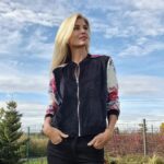 Iveta Lutovská Instagram - Nejvyšší čas pořídit si něco teplejšího pod kabáty🍁 (anebo na Vánoce, protože slevových kódů už moc nebude🤑). Nyní můžete mít na @bezvasport slevu 25 % na vše (i zlevněné zboží) s kódem: IVETA25 Já si pořídila tuhle taaak příjemnou mikinu a svetřík. Základ je samozřejmě mít nohy v teple a proto tenisky s kožíškem uvnitř👌 a pro děti šusťáky, které nepromoknou💦. Dáme na elasťáky nebo punčochy a jde se na hřiště. Nechybí ani stylová čepka pro Matýska, protože čepic není nikdy dost😉 #obleceni na #podzim #mojetipy @bezvasport