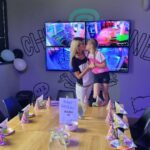 Iveta Lutovská Instagram - Tak konečně je ta desítka pořádně oslavena🥳! Ani z toho nemohla usnout☺️ (a já vlastně taky ne). Tak strašně ten čas letí, že bych ho chtěla přibrzdit🙈... Těší mě, že si na Anetku udělali čas všichni kamarádi, které si přála na oslavě mít a hlavně, že si to ve @freex.cz užili🤩! Byl dort, kámoši, @jayfoxreal , dárečky, skittelsky i pizza - takže spokojenost level milion!💣 #oslava #narozeniny #deset #trampoliny #freex Freex