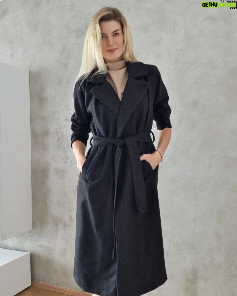 Iveta Lutovská Instagram - Moje módní okénko z @bezvasport 😉 Na tyto šaty, kabát, tričko, svetr,... a všechno ostatní (včetně zlevněného zboží) platí sleva 25 % 👀 (do neděle) Kód: iveta25 👋 hezký den! #obleceni #moda #inspirace #spoluprace