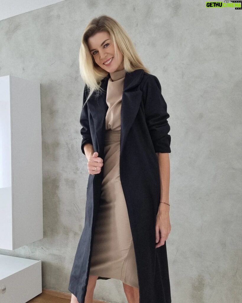 Iveta Lutovská Instagram - Moje módní okénko z @bezvasport 😉 Na tyto šaty, kabát, tričko, svetr,... a všechno ostatní (včetně zlevněného zboží) platí sleva 25 % 👀 (do neděle) Kód: iveta25 👋 hezký den! #obleceni #moda #inspirace #spoluprace