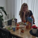 Iveta Lutovská Instagram - Snídaně ve všední den vs. snídaně o víkendu... velká poklona tomu, kdo si v týdnu přivstane a v klidu přípraví snídani a nemá to hektické🙈. U nás se to povede jen o víkendu, když se nespěchá a netahám děti stokrát z postele. O to víc se na ty víkendy těším (škoda že jich není víc 😝!) Jedno je ale často stejné: ke snídani máme 100% džus Relax – zejména nyní v zimních měsících, kdy ne vždy je možnost mít pravidelný přísun vitamínů a co si budeme povídat, přehled o tom kolik naše dětičky snědí ovoce a zeleniny v průběhu dne ve školách či školkách, taky mnohdy nemáme 😊 Proto je součástí naší snídaně sklenice 100% džusu Relax, který je pomocníkem v posílení imunity 💪. A mám pro vás soutěž o tři dárkové balíčky produktů Relax 100%😉 Soutěž trvá do středy, stačí sledovat: ➡️@relaxdrinkczsk ➡️označit někoho, komu by podobná podpora imunity udělala radost Hodně štěstí🍀 @relaxdrinkczsk #familytime #breakfast #snídaně #prolepsiimunitu #imunita #nazdravi #goodvibesonly #protinachlazení #prozdravi #Relax100% #ovoce #zelenina #vitamíny #vitaminc #sklenicezdravi #bezpridanehocukru #soutez