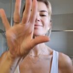 Iveta Lutovská Instagram - Na salón krásy není čas - ale nevadí☝️ - dělám si ho doma každý večer a nezabere mi to víc jak pár minut😉 Moje každodenní rutina v péči o pleť: - umýt čisticí pěnou - použít pleťové tonikum (antiage tonic🤭) - nanést sérum (lifting sérum - jak jinak🤭) - použít krém (antiaging - opět jak jinak🤭) ... pak už jen skočit do sprchy, do pyžama, vyčistit zuby a padnout za vlast 💤... no a pak ještě několikrát za noc pak vstát k prckovi a ráno se zlobit na budík, že už musíme vstávat #mámyví #vecerniniritual #peceoplet #spoluprace @annabrandejs_czsk