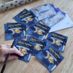 Iveta Lutovská Instagram - Přání k Vánocům může mít hodně podob - tohle je trochu jiné - Vánoční přání od @sazkacz může přinést výhru🙌. A kdy jindy věřit na zázraky než teď💫... No a když máte k večeři (jako my) řízky místo kapra a nemáte šupinu pod talíř, aby se vás držely v příštím roce peníze, můžete to udělat Zlatou šupinou🐟 anebo tento los můžete připevnit k dárku místo jmenovky... Navíc kromě políček šetřete i malé poselství💫☺️. Tak či onak, věřím, že tím udělám radost a kdo ví, co se v nich skrývá🤫😉... (18+ Ministerstvo financí varuje: Účastí na hazardní hře může vzniknout závislost) #veselevanoce #prani #supina #spoluprace #stesti