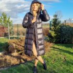 Iveta Lutovská Instagram - Nenechte se zmást - venku to sice vypadá jak na jaře, ale Vánoce jsou za dveřmi🎄. A jestli (si) vybíráte nějaké měkouše pod stromeček, koukněte na @sam73.cz Můžete tam obléct i obout celou rodinu, mají krásné volnočasové věci a zároveň skvělé ceny ➡️ a zrovna teď i slevu 50 %! A když k tomu použijete ještě kód IVET300, získáte na každý nákup nad 1500,- další slevu 300,- 🤗 To platí až do úterý-do té doby je totiž garance doručení do Vánoc😉. Tak hezký víkend a hodně klidu a pohody🙏! (Na sebe pořizuju velikost S a mám 182cm. Dětem velikosti sedí dle cm) #měkouš #podstromecek #sam73