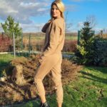 Iveta Lutovská Instagram - Nenechte se zmást - venku to sice vypadá jak na jaře, ale Vánoce jsou za dveřmi🎄. A jestli (si) vybíráte nějaké měkouše pod stromeček, koukněte na @sam73.cz Můžete tam obléct i obout celou rodinu, mají krásné volnočasové věci a zároveň skvělé ceny ➡️ a zrovna teď i slevu 50 %! A když k tomu použijete ještě kód IVET300, získáte na každý nákup nad 1500,- další slevu 300,- 🤗 To platí až do úterý-do té doby je totiž garance doručení do Vánoc😉. Tak hezký víkend a hodně klidu a pohody🙏! (Na sebe pořizuju velikost S a mám 182cm. Dětem velikosti sedí dle cm) #měkouš #podstromecek #sam73