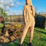Iveta Lutovská Instagram - Nenechte se zmást - venku to sice vypadá jak na jaře, ale Vánoce jsou za dveřmi🎄. A jestli (si) vybíráte nějaké měkouše pod stromeček, koukněte na @sam73.cz Můžete tam obléct i obout celou rodinu, mají krásné volnočasové věci a zároveň skvělé ceny ➡️ a zrovna teď i slevu 50 %! A když k tomu použijete ještě kód IVET300, získáte na každý nákup nad 1500,- další slevu 300,- 🤗 To platí až do úterý-do té doby je totiž garance doručení do Vánoc😉. Tak hezký víkend a hodně klidu a pohody🙏! (Na sebe pořizuju velikost S a mám 182cm. Dětem velikosti sedí dle cm) #měkouš #podstromecek #sam73