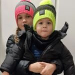 Iveta Lutovská Instagram - Nenechte se zmást - venku to sice vypadá jak na jaře, ale Vánoce jsou za dveřmi🎄. A jestli (si) vybíráte nějaké měkouše pod stromeček, koukněte na @sam73.cz Můžete tam obléct i obout celou rodinu, mají krásné volnočasové věci a zároveň skvělé ceny ➡️ a zrovna teď i slevu 50 %! A když k tomu použijete ještě kód IVET300, získáte na každý nákup nad 1500,- další slevu 300,- 🤗 To platí až do úterý-do té doby je totiž garance doručení do Vánoc😉. Tak hezký víkend a hodně klidu a pohody🙏! (Na sebe pořizuju velikost S a mám 182cm. Dětem velikosti sedí dle cm) #měkouš #podstromecek #sam73