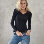 Iveta Lutovská Instagram - Moje malé módní okénko a úlovky z BezvaSportu😉. A jak jsem slibovala - ode dneška můžete využít slevu na vše (i zlevněné zboží) 25 %. Kód je: iveta25 a je platný do páteční půlnoci🙂. Mějte hezký den a nezapomeňte si v tom shonu udělat radost (jakoukoliv - ať už novým oblečením nebo si třeba jen dopřejte kávu v klidu💫). #obleceni #moda @bezvasport #inspirace