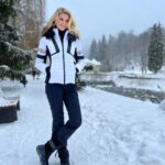 Iveta Lutovská Instagram - Dnes si hrajem na modelky🫢. V oblečení z @davidsportcz to jde samo...🤩 #spindl #nahorach #mydve Spindleruv Mlyn