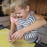 Iveta Lutovská Instagram - Vypadá to jako velká idylka, ale pečení s dětmi je peklo🙈😂. Mouka všude (včetně gauče), žloutek i ve vlasech, spálený prst o plech (naštěstí můj), neustálé okřikování "nejez to těsto" a následný úklid na celý večer...🤪 Ale! První cukroví hotové, Anetka spokojená, Matěj s plným břichem a já se obávám, že do Vánoc to nevydrží a čeká nás to minimálně ještě jednou😄. (Přemýšlím, jestli má vůbec cenu to zdobit🤷‍♀️😃...) A víc druhů nepeču, naštěstí mám ještě mamku a nejlepšího @jenda_hair_and_bake 🍪😋 #cukrovi #peceme #pernicky #vanocezadvermi