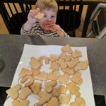Iveta Lutovská Instagram - Vypadá to jako velká idylka, ale pečení s dětmi je peklo🙈😂. Mouka všude (včetně gauče), žloutek i ve vlasech, spálený prst o plech (naštěstí můj), neustálé okřikování "nejez to těsto" a následný úklid na celý večer...🤪 Ale! První cukroví hotové, Anetka spokojená, Matěj s plným břichem a já se obávám, že do Vánoc to nevydrží a čeká nás to minimálně ještě jednou😄. (Přemýšlím, jestli má vůbec cenu to zdobit🤷‍♀️😃...) A víc druhů nepeču, naštěstí mám ještě mamku a nejlepšího @jenda_hair_and_bake 🍪😋 #cukrovi #peceme #pernicky #vanocezadvermi
