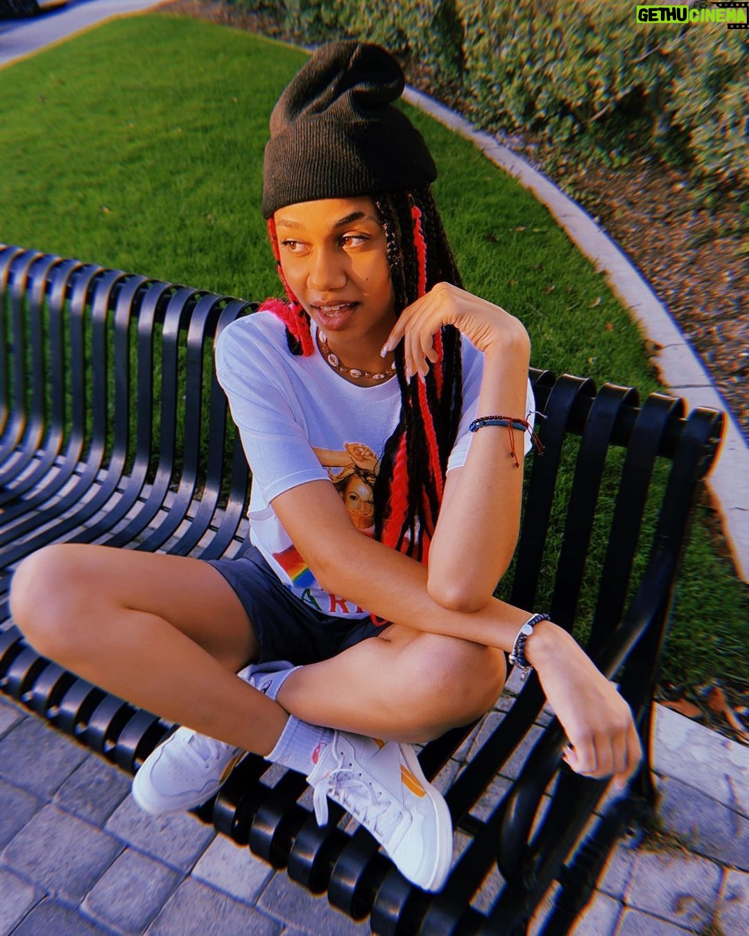 Izabela Rose Instagram - I'm not weird, I'm just limited edition.