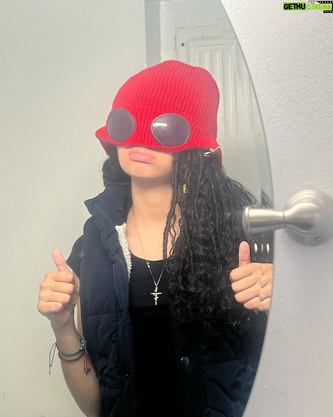 Izabela Rose Instagram - I'm not weird, I'm just limited edition.