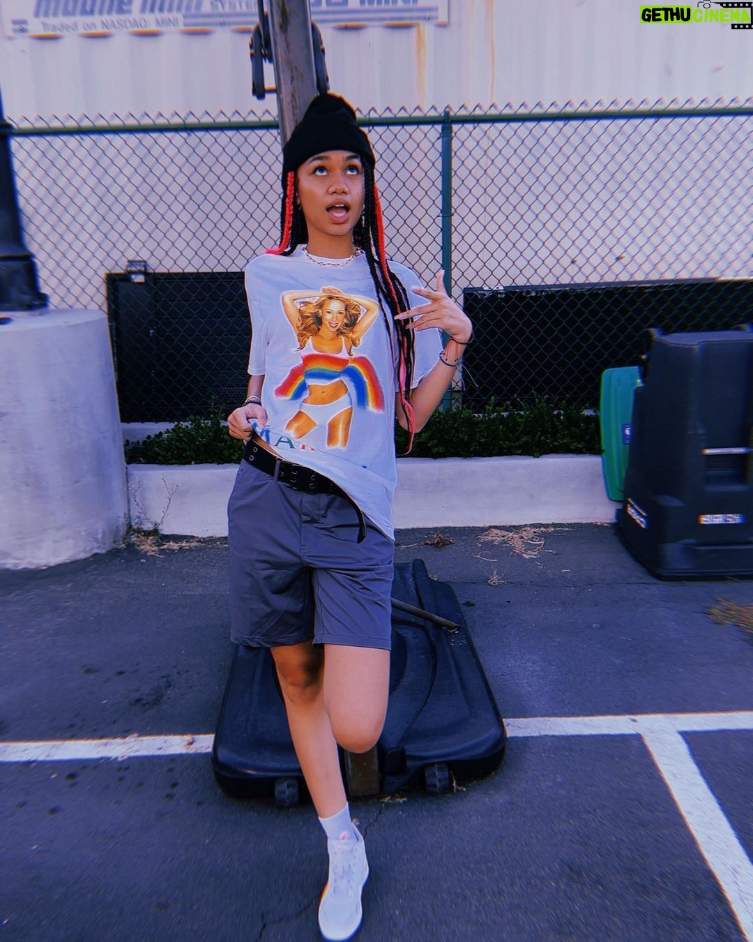 Izabela Rose Instagram - I'm not weird, I'm just limited edition.