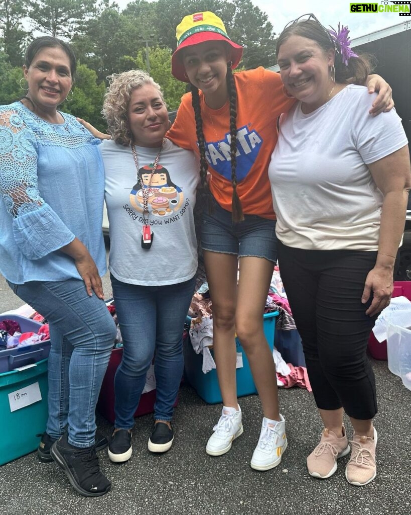 Izabela Rose Instagram - Thank you so much to everyone that came out to volunteer, support and donated to Bella For BackPacks x @serfamiliainc School supply drive this weekend. I’m so grateful to have used my platform to make these kids smile. It was such a success. Every school age kid from Elementary to High school walked away with a Backpack and school supplies for the year. This is just the beginning. Fair Oaks Elementary School